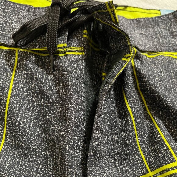 Old Navy Swim Trunks Size Large Gray Yellow size L, Mens NWT - Picture 7 of 9